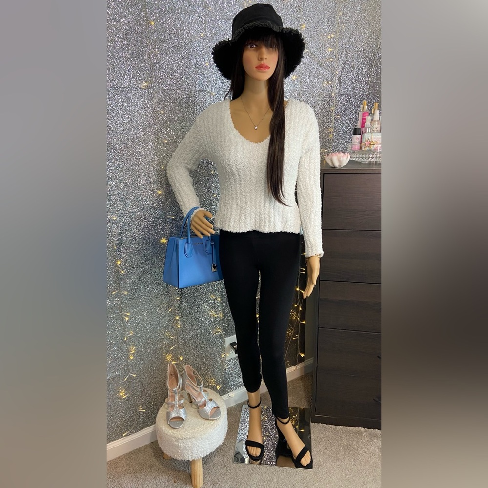 ‼️CLEARANCE Item‼️| White V Neck Sweater - Picture 2 of 4